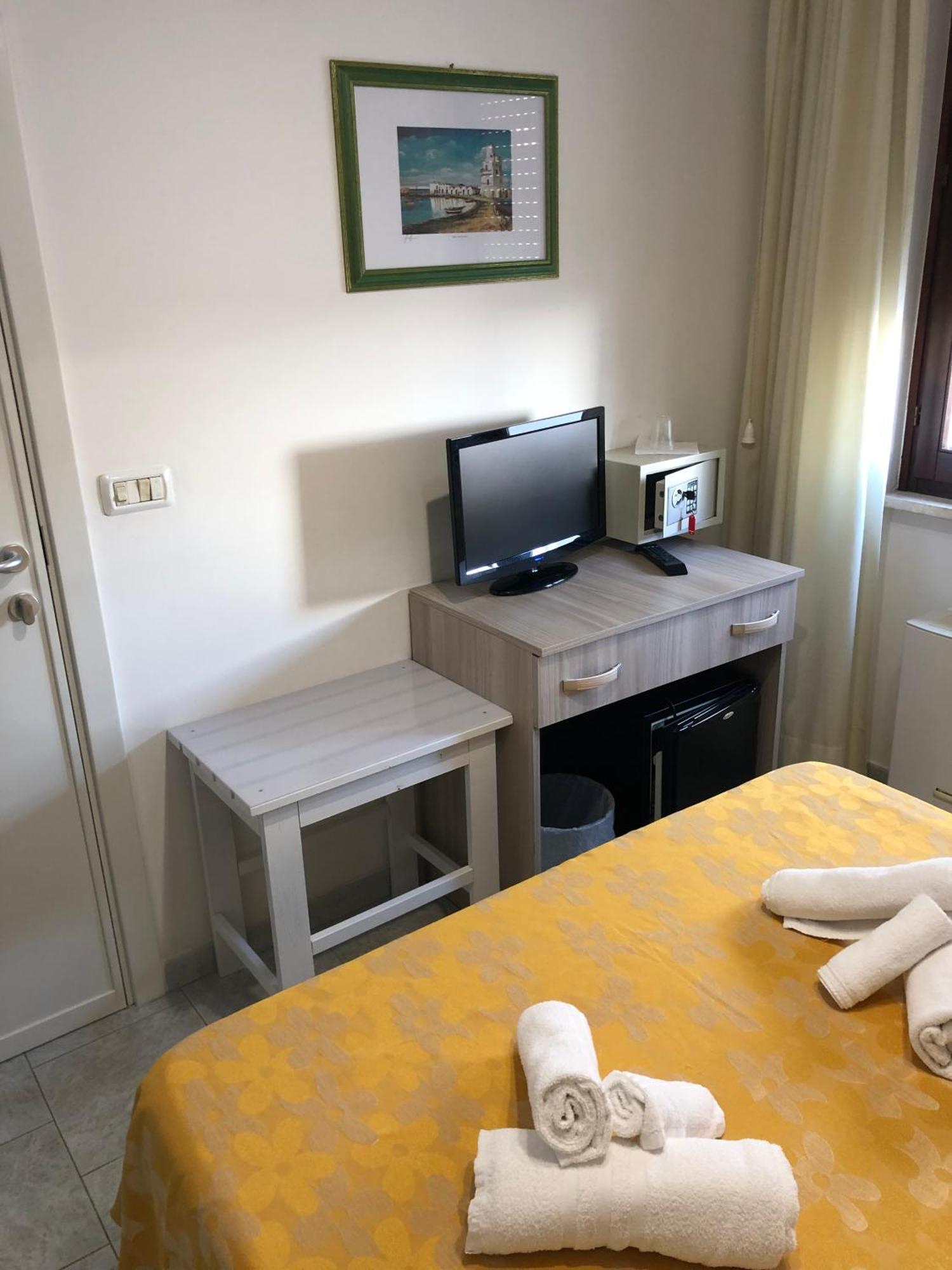 Single Room with Double Bed,1543960969:JPEG